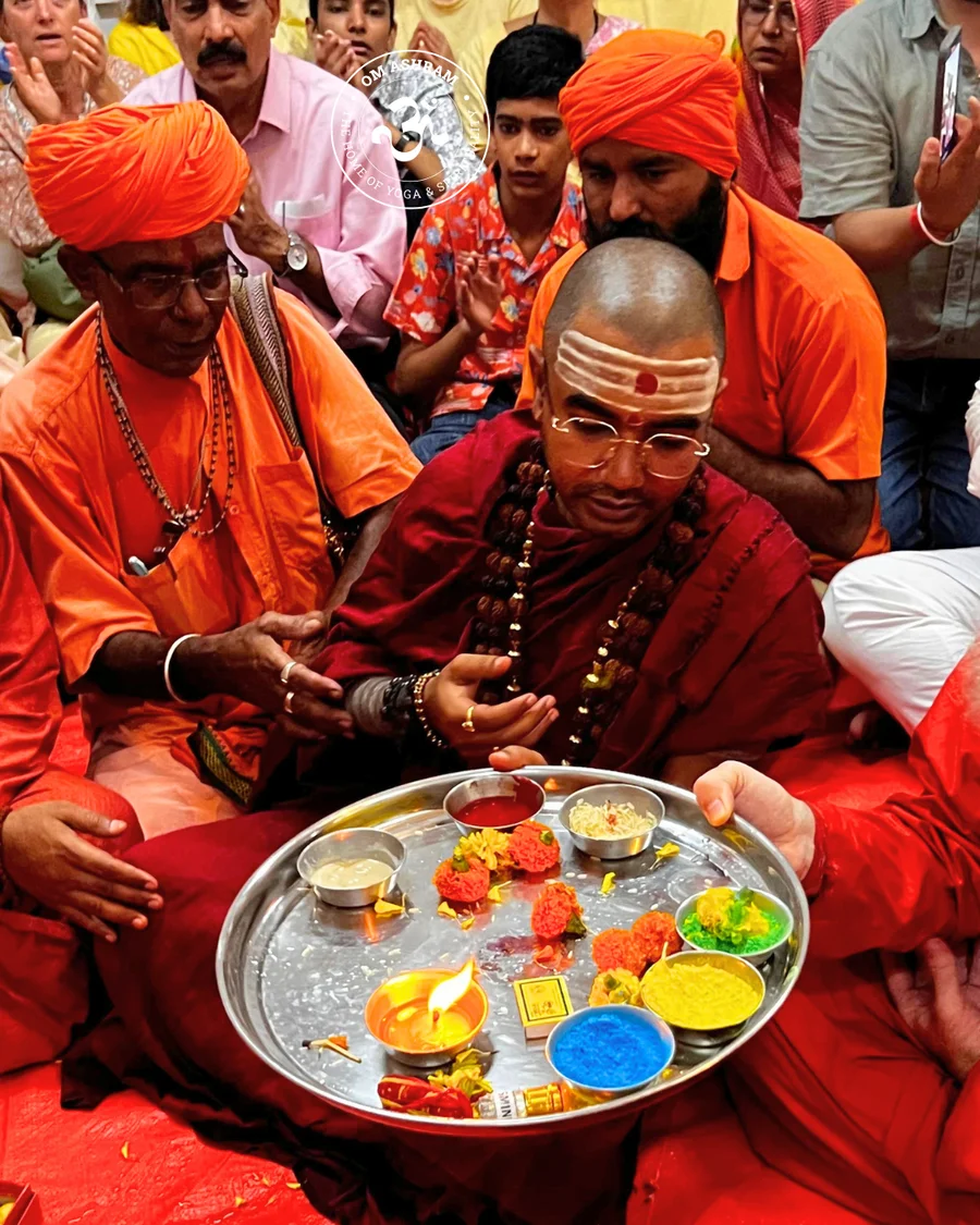 Param Pujya Mahamandaleshwar Swami Avatar Puri Ji Maharaj performing the Guru Puja rituals.